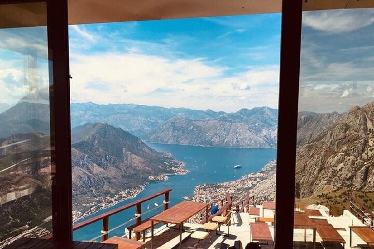 Una vista de un cuerpo de agua desde un balcón.