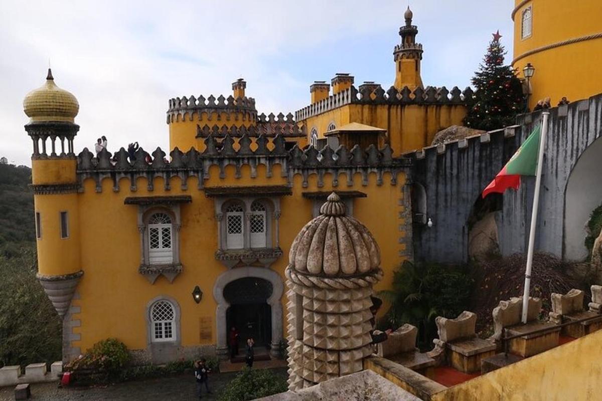 sebuah istana kuning dengan bendera di hadapannya