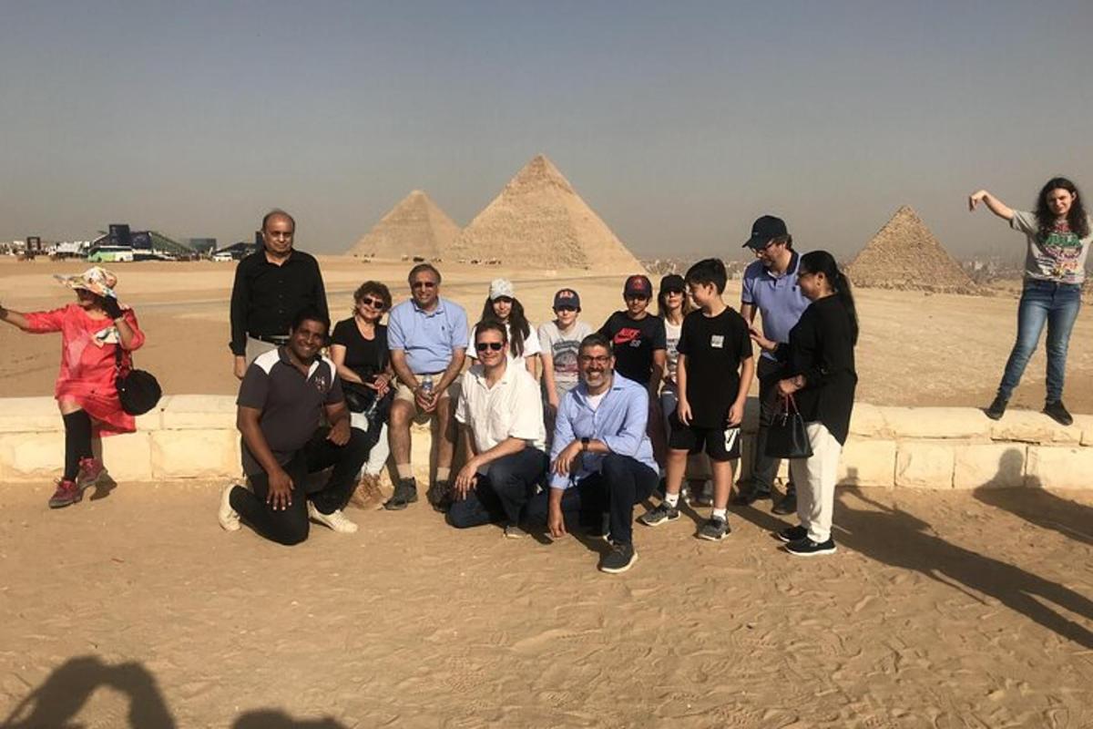 un gruppo di persone in posa per una foto davanti alle piramidi