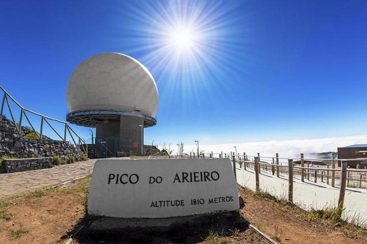 cedule s nápisem „Pizza do Africa“ před observatoří