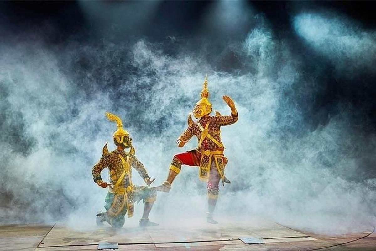 dva lidé hrající představení na jevišti