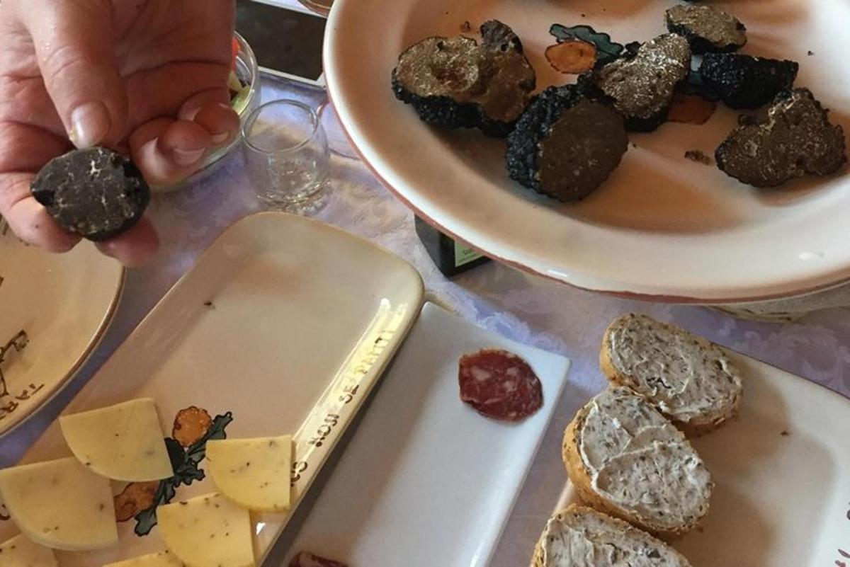 Una mesa con un tazón de queso y un plato de pan.