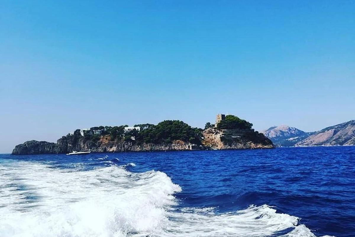 ένα μικρό νησί στη μέση ενός υδάτινου σώματος