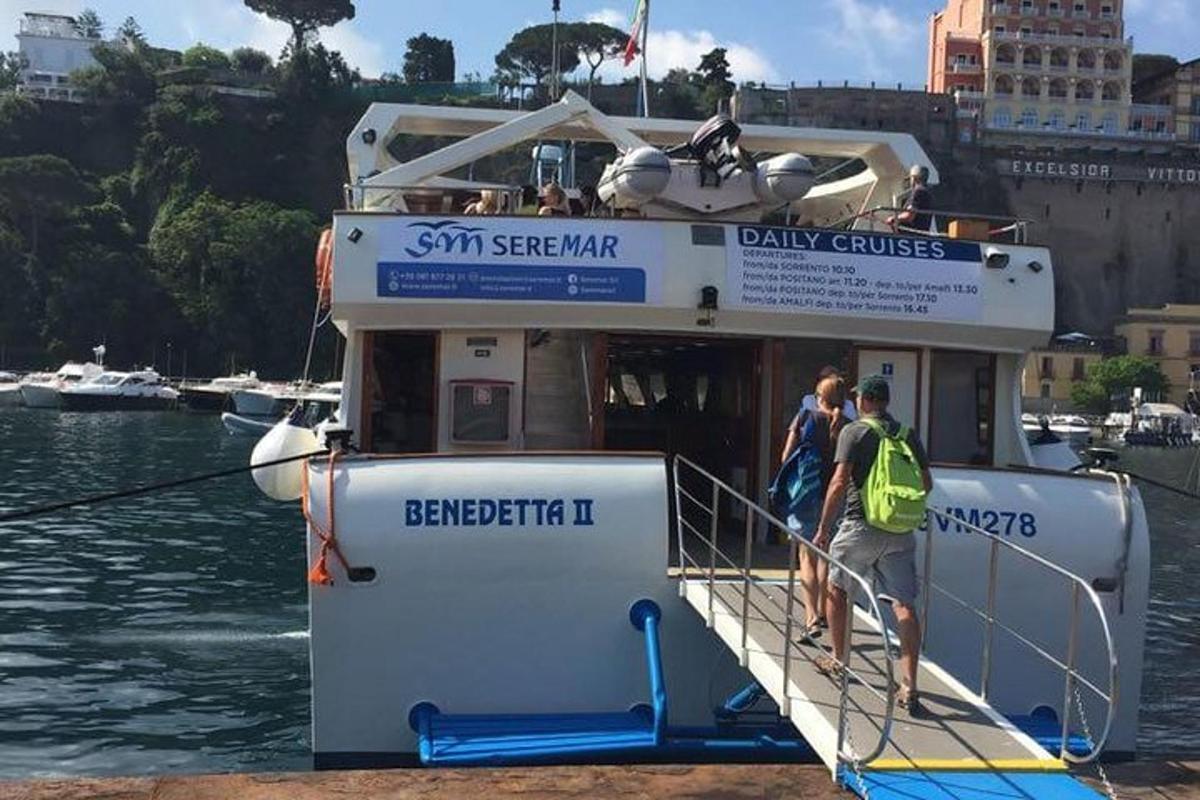 μια ομάδα ανθρώπων σε μια βάρκα στο νερό