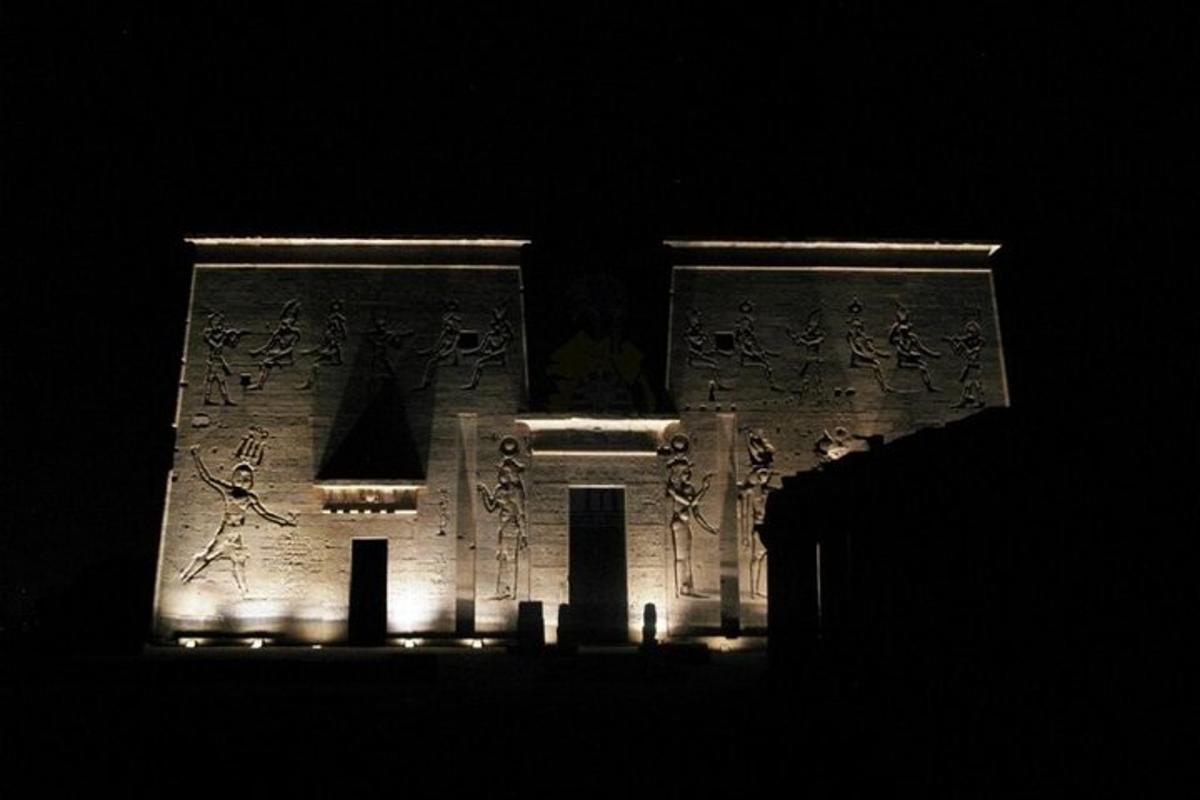 un bâtiment avec une écriture sur le côté la nuit