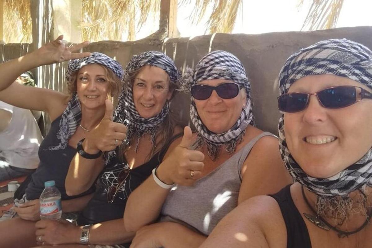 un grup de trei femei așezate pe o canapea