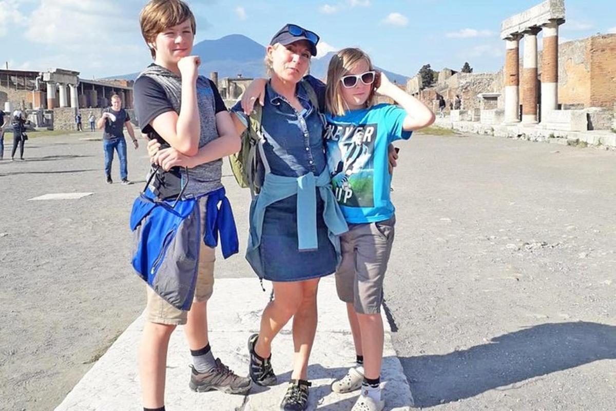 skupina tří lidí stojících na ulici