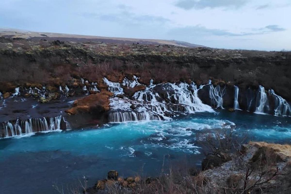 un grup de cascades en un riu amb aigua blava
