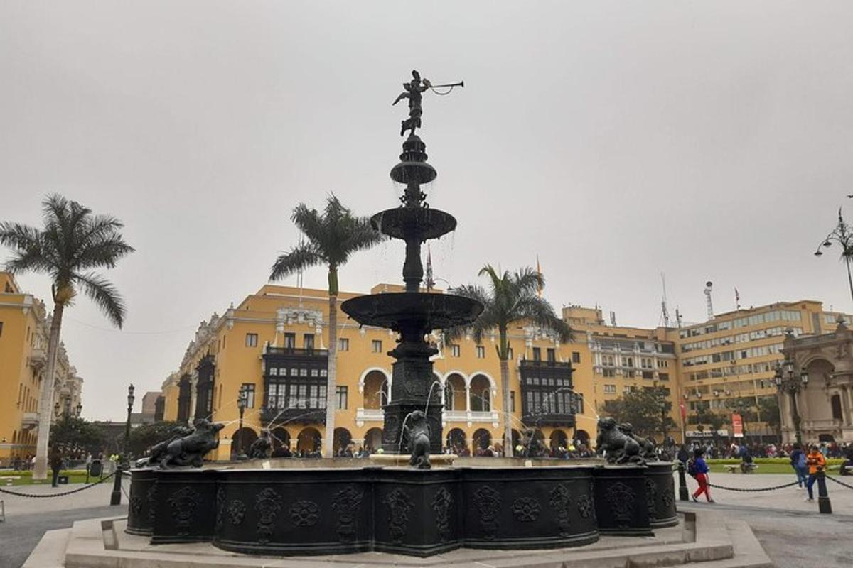 una fontana d'acqua davanti a un edificio