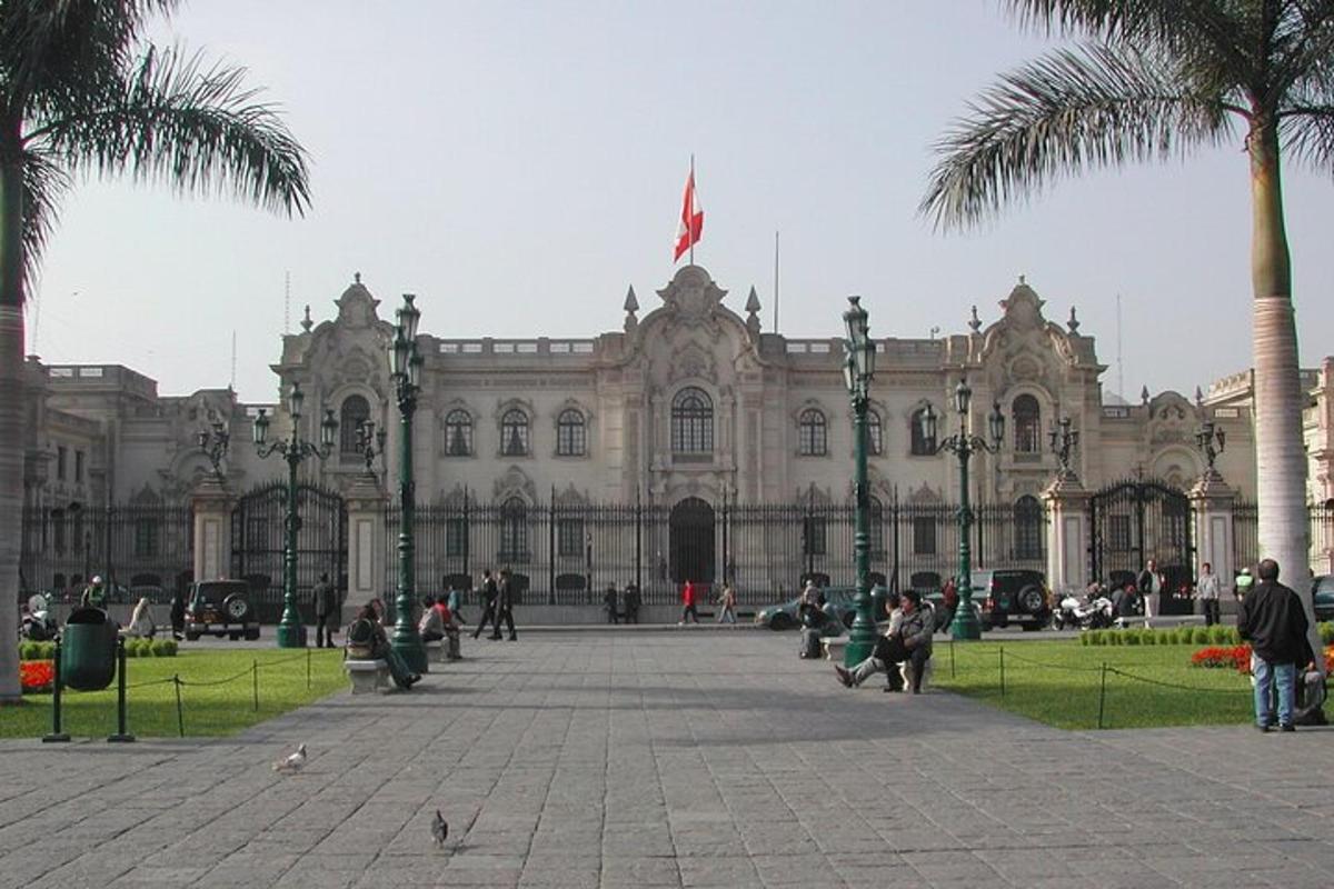 un grande edificio con persone sedute di fronte