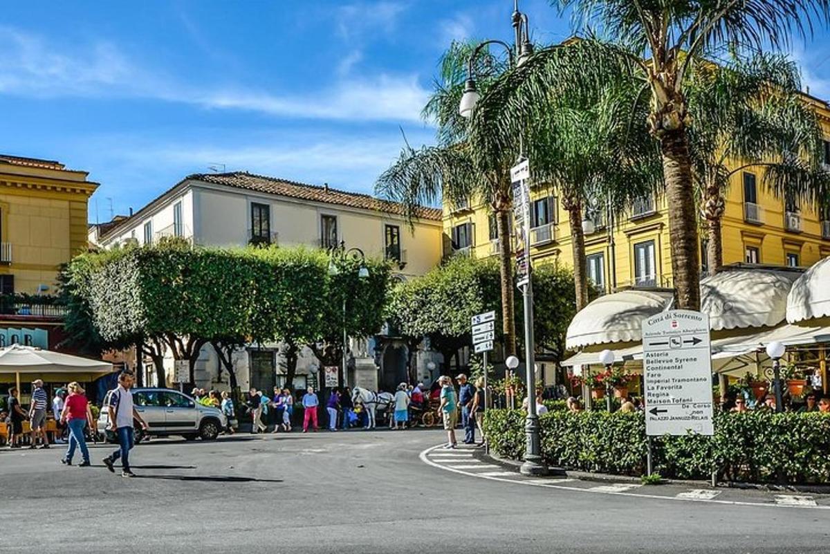 un grupo de personas caminando por una calle de la ciudad