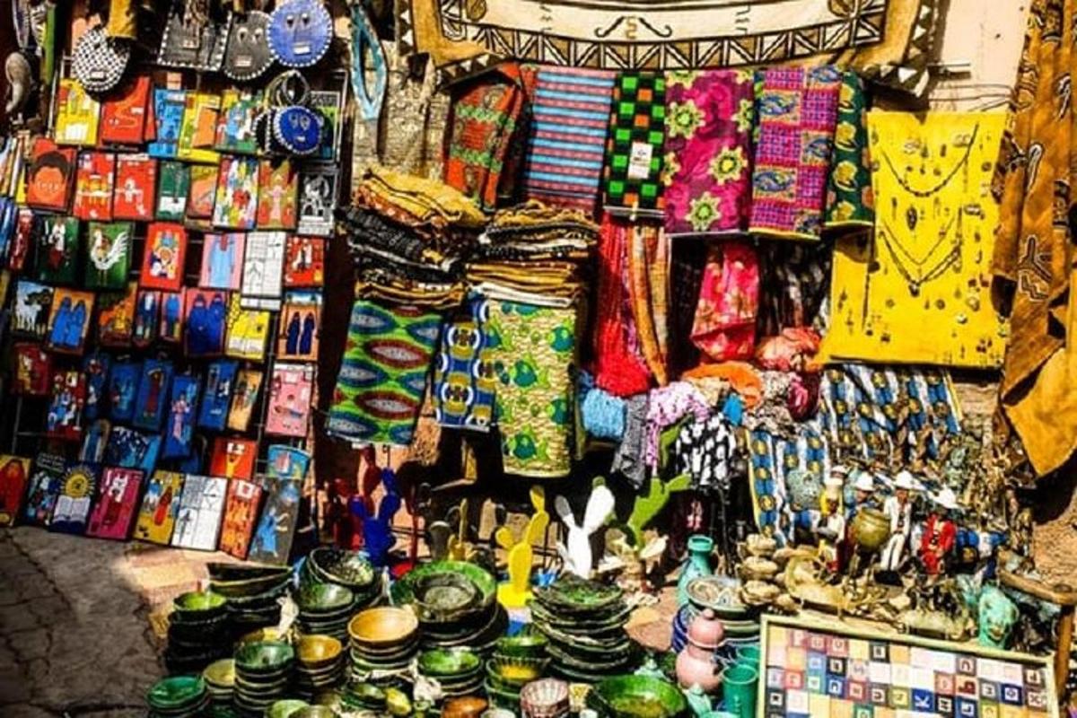 un mercato con una varietà di articoli in mostra