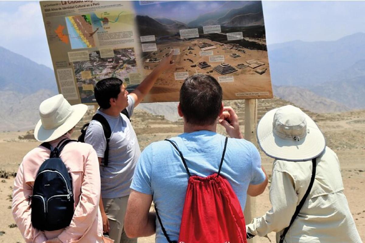 Un grupo de personas mirando un cartel en el desierto.