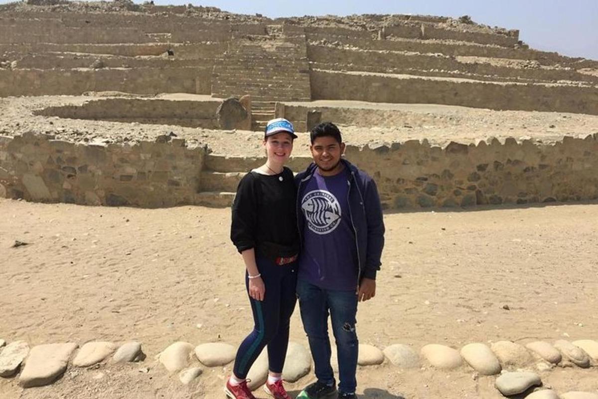 Un hombre y una mujer de pie frente a una pirámide.