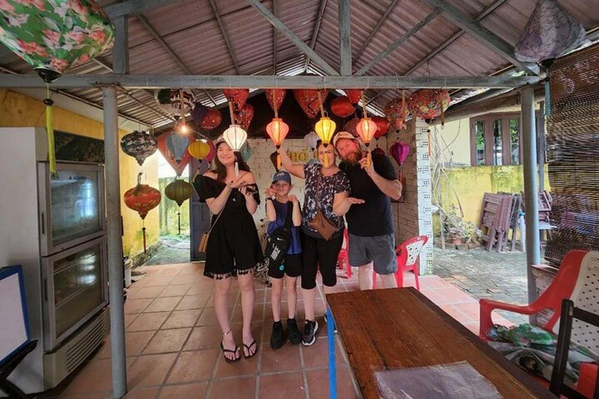 sekumpulan orang bergambar dengan belon