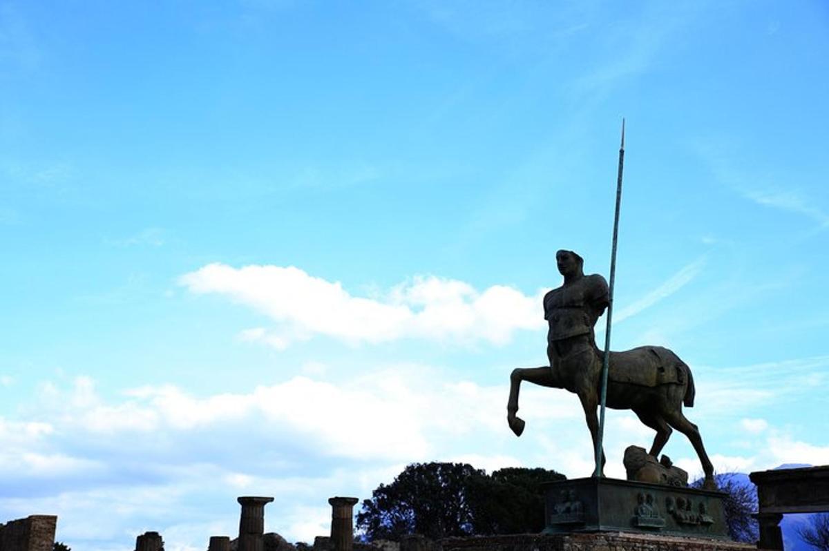 une statue d'un homme à cheval