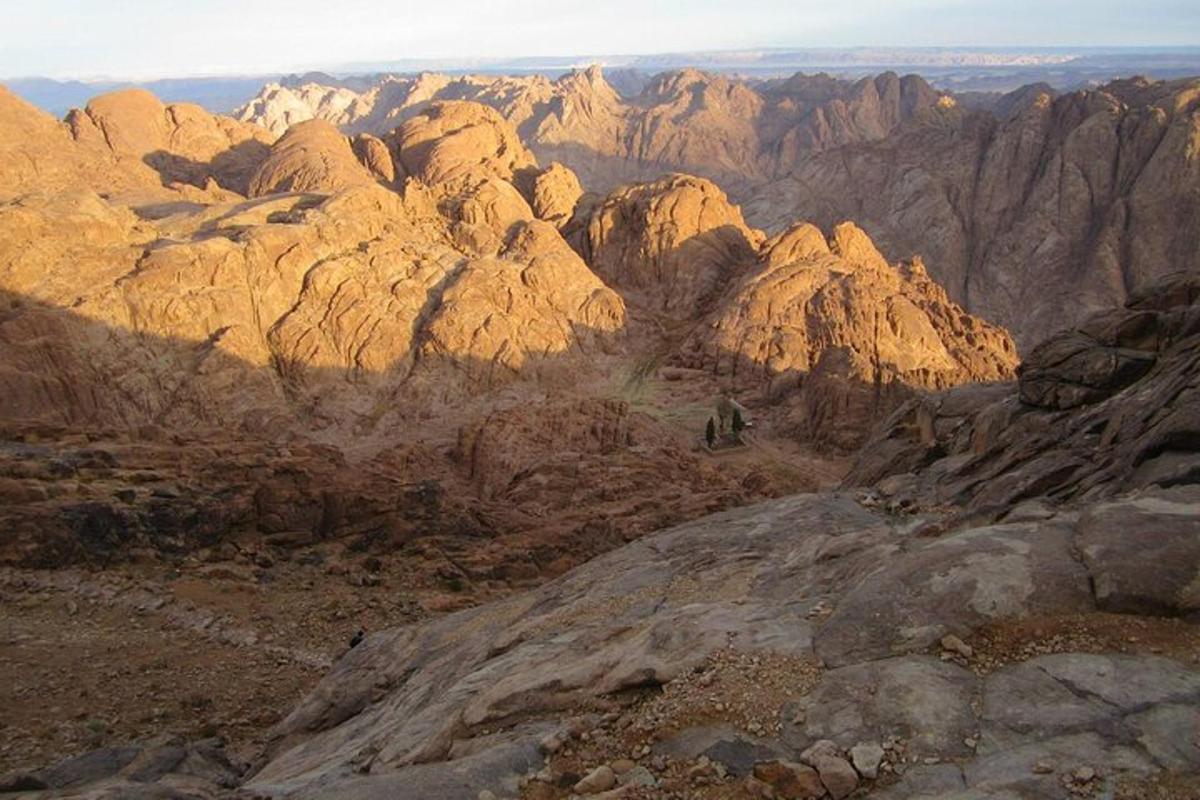 una vista di un canyon con rocce e montagne