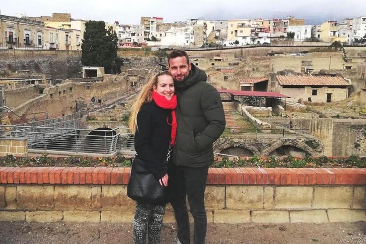 un home i una dona drets davant d'una ciutat
