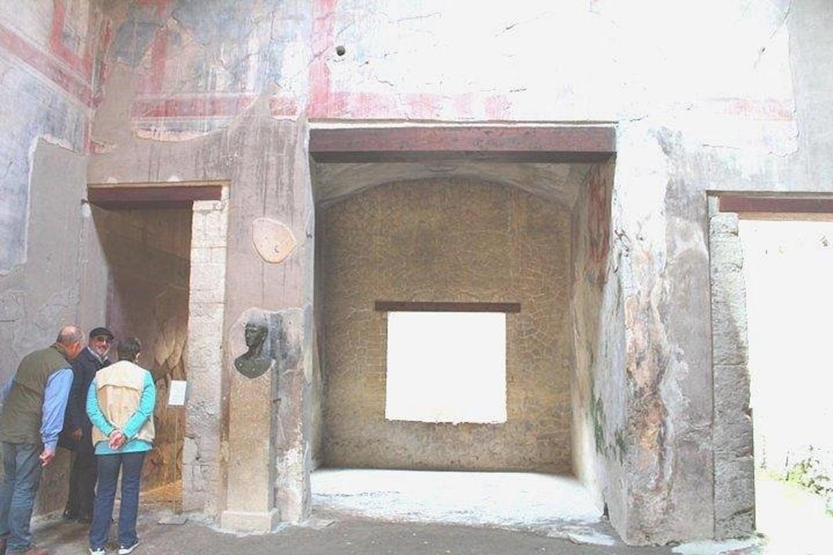 un grup de persones dempeus dins d'un edifici