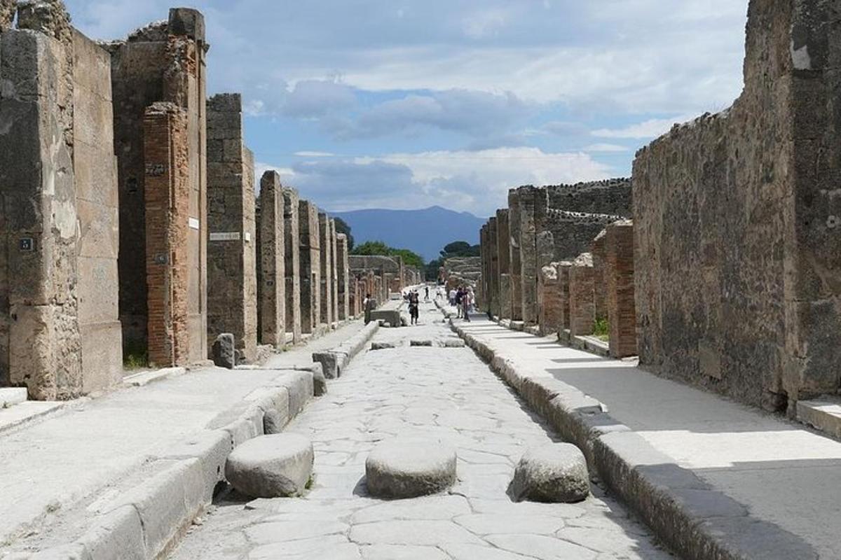 una calle en las ruinas de la antigua ciudad