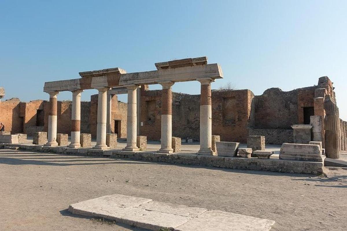 Un antiguo templo con columnas en un campo.