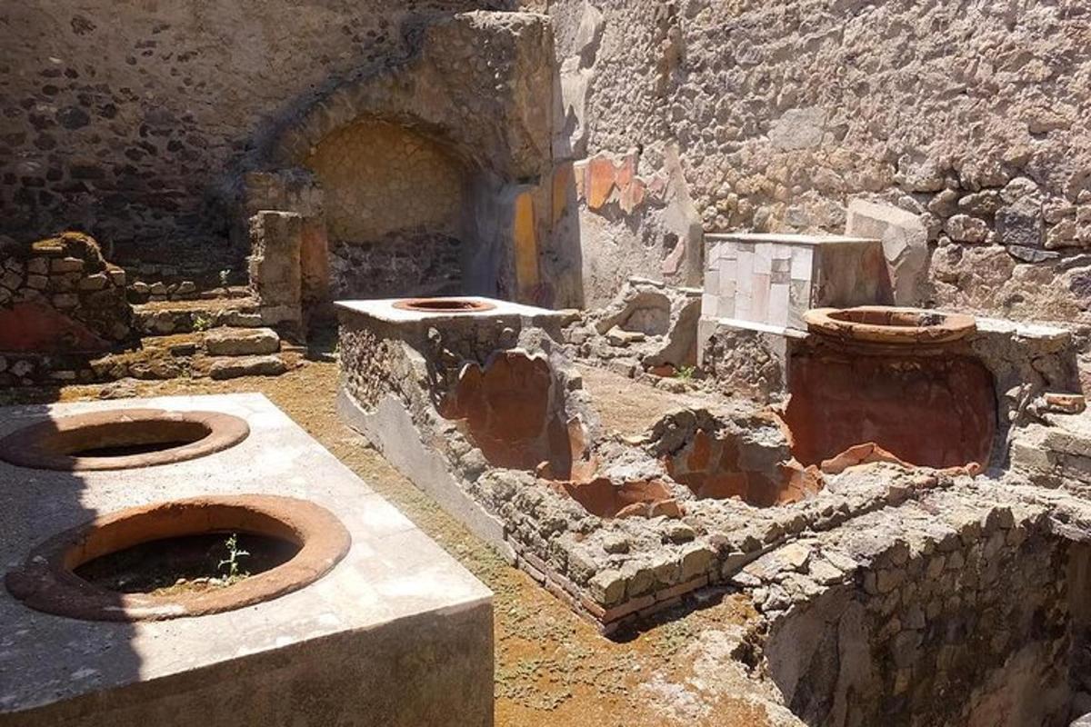 Una habitación sucia con dos baños en un edificio.