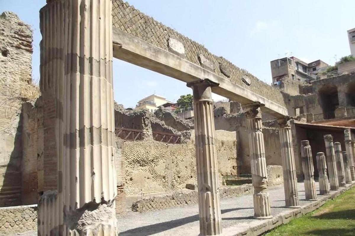 ένα αρχαίο κτίριο με κίονες μπροστά του