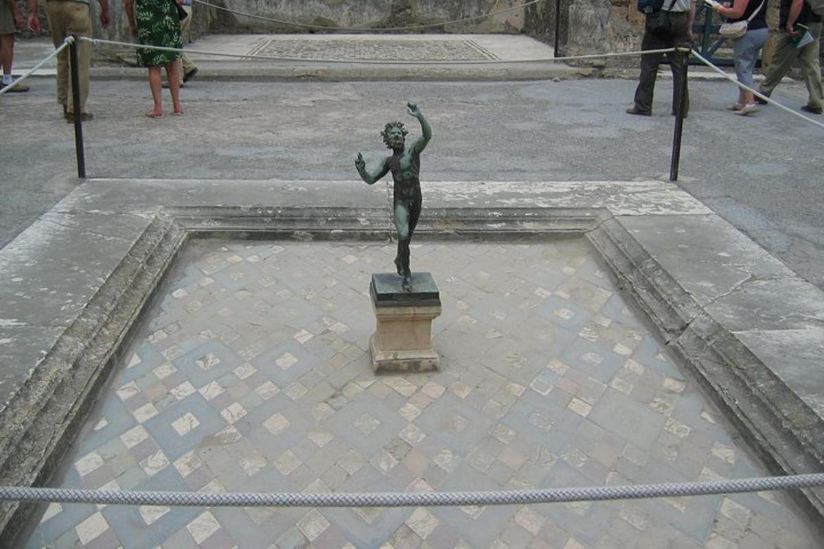 una estatua de una mujer de pie sobre un pedestal