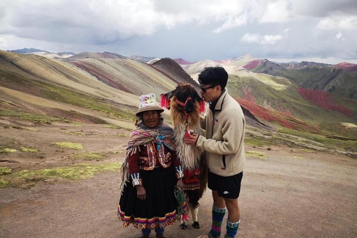un uomo e una donna con un cane su una montagna