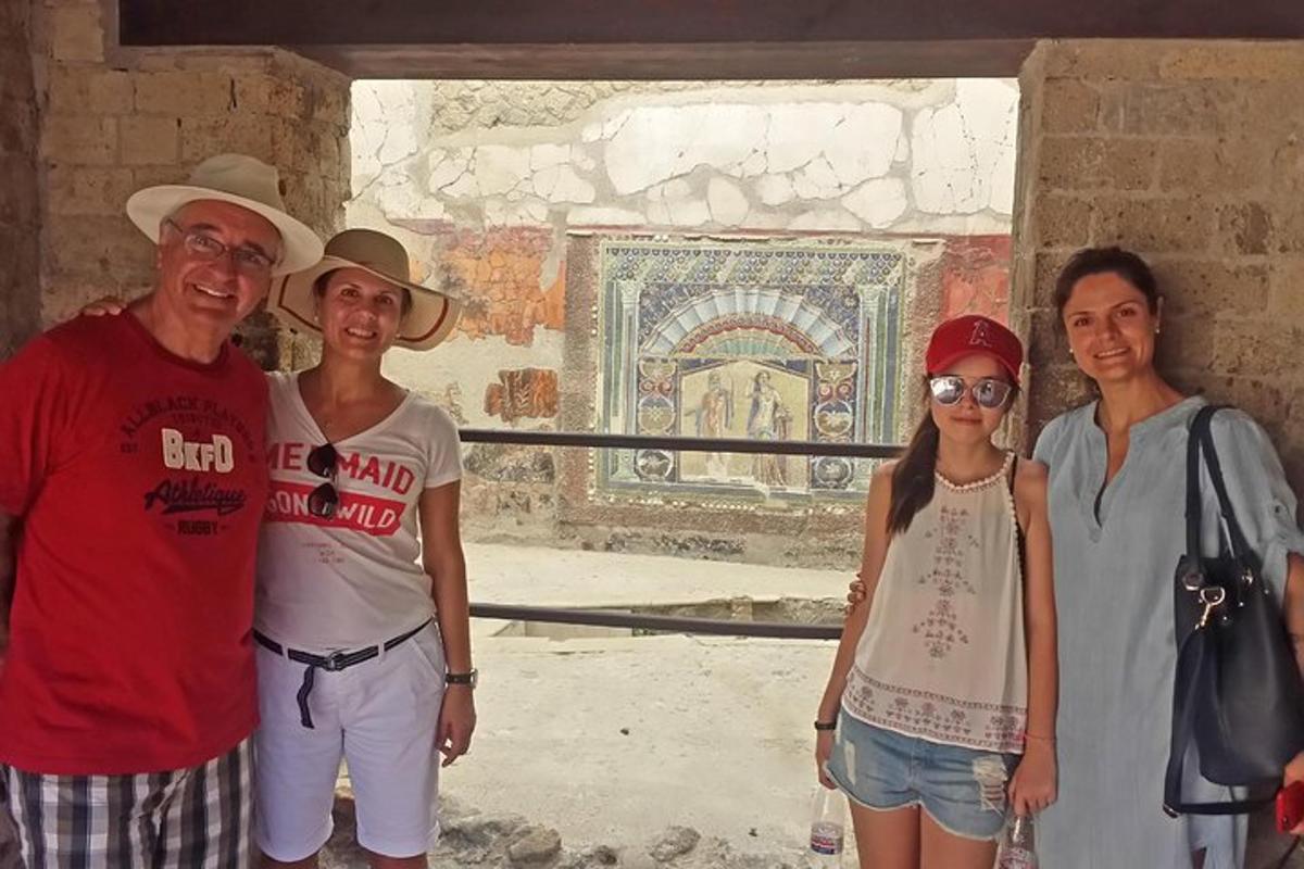 un gruppo di persone in piedi davanti a un muro