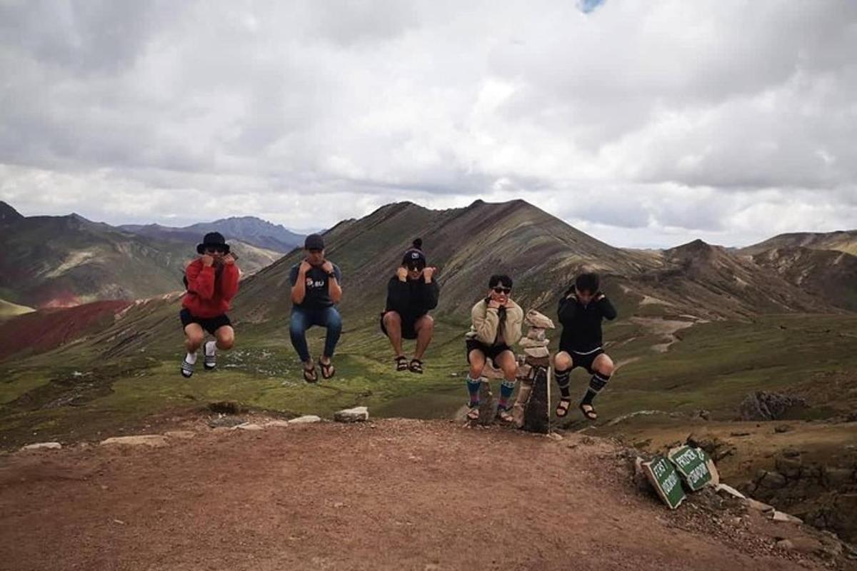 un gruppo di persone che saltano da una collina in bicicletta