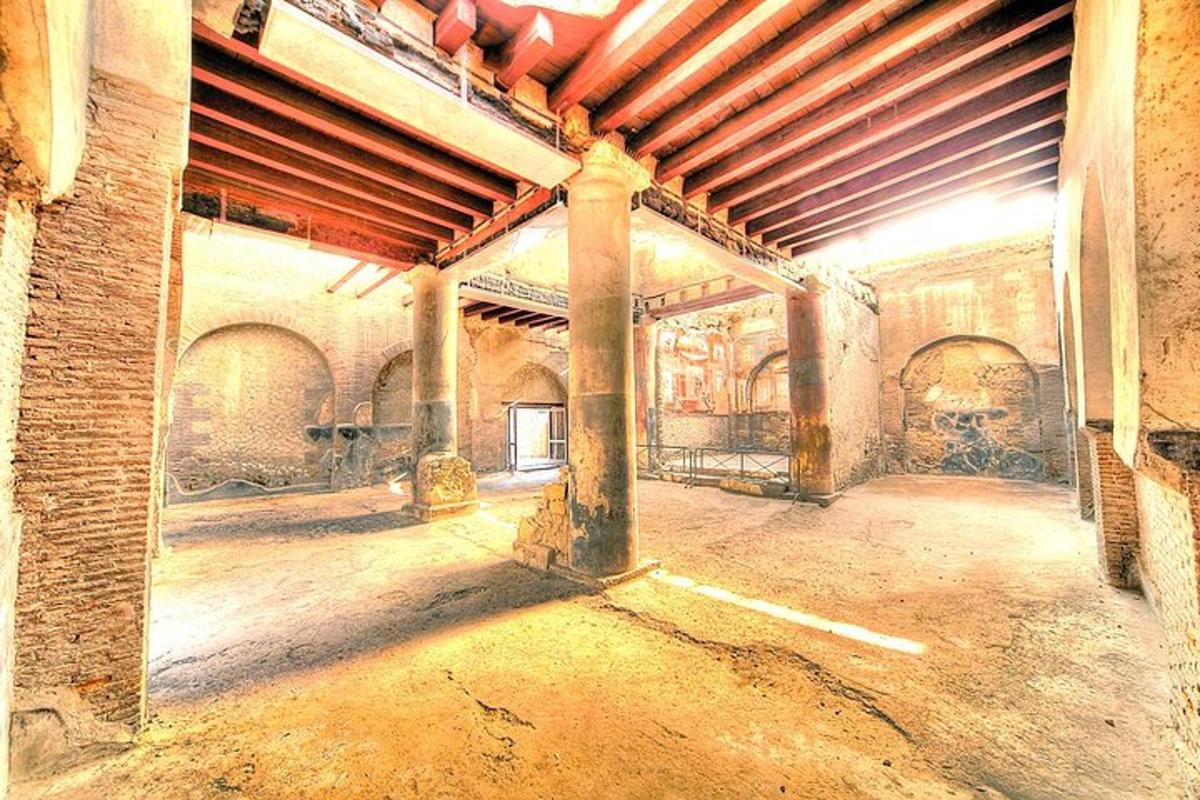 una stanza vuota con un vecchio edificio con un muro di mattoni