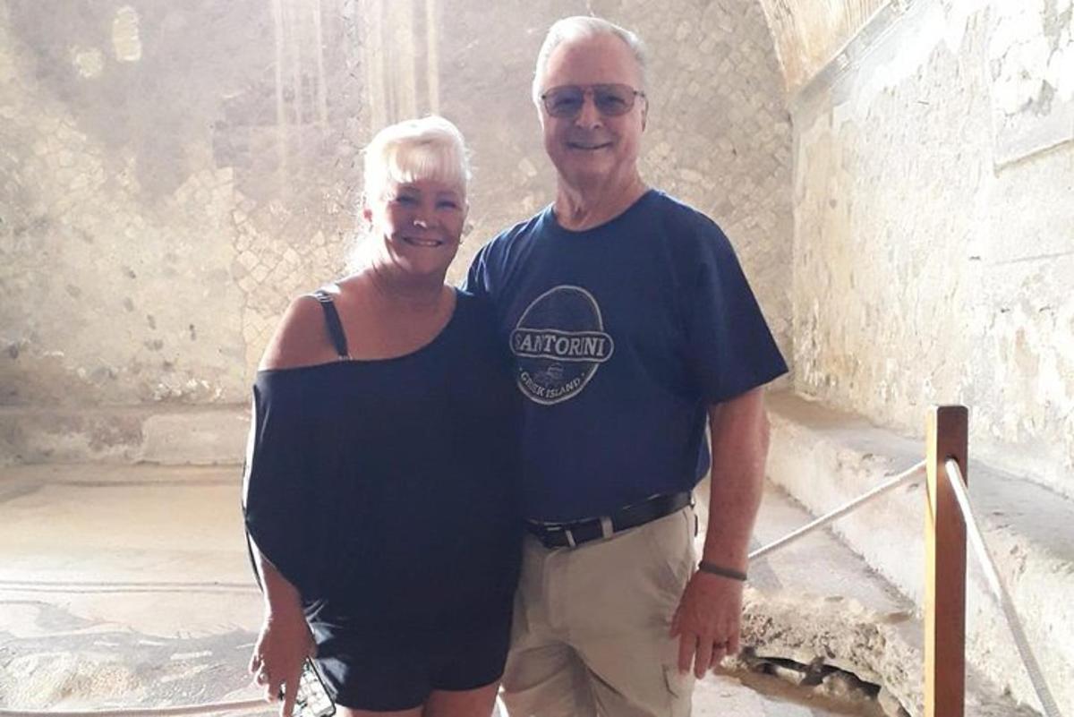 un uomo e una donna in piedi uno accanto all'altro