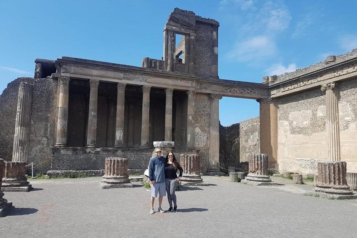 un home i una dona drets davant d'un edifici