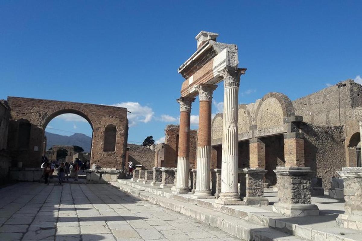 antiche rovine di un edificio con arco e colonne