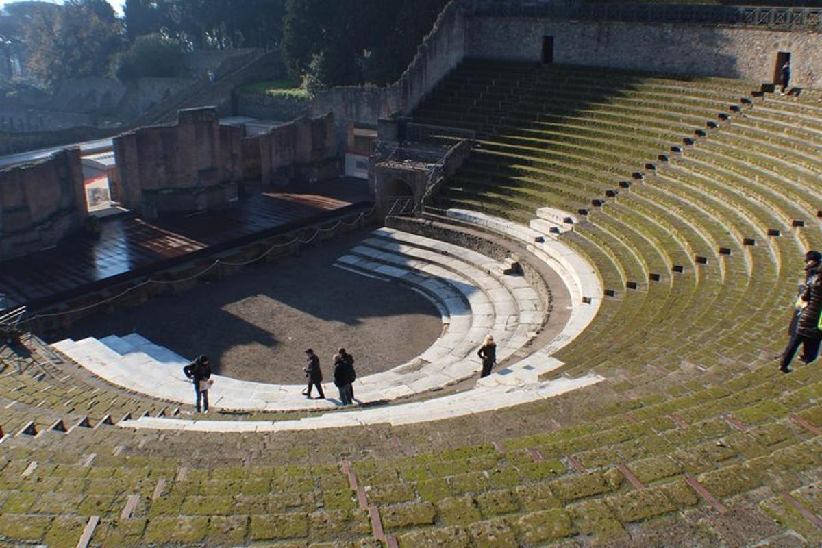 un gruppo di persone in piedi in un anfiteatro