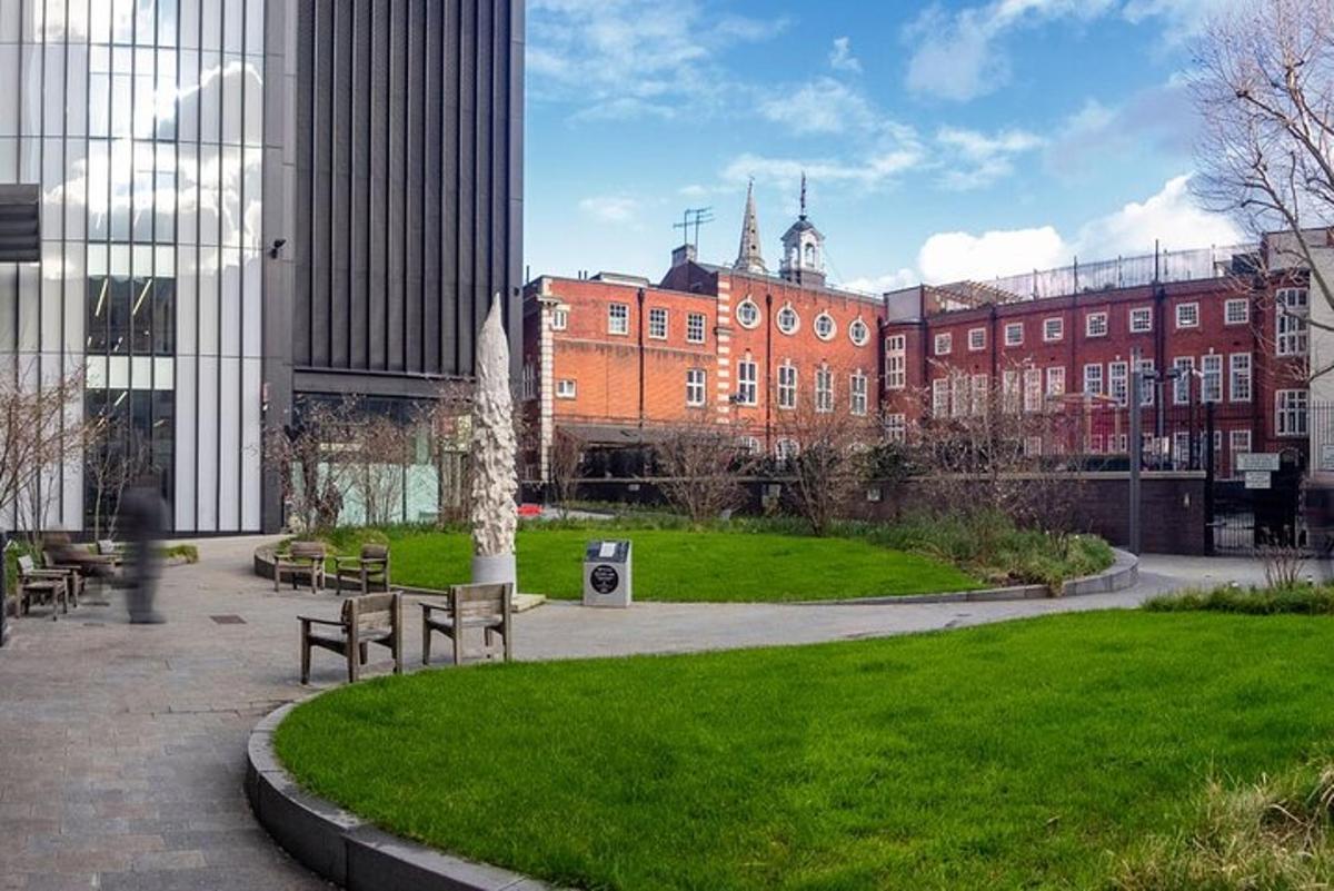 Un parque con bancos y edificios en una ciudad.