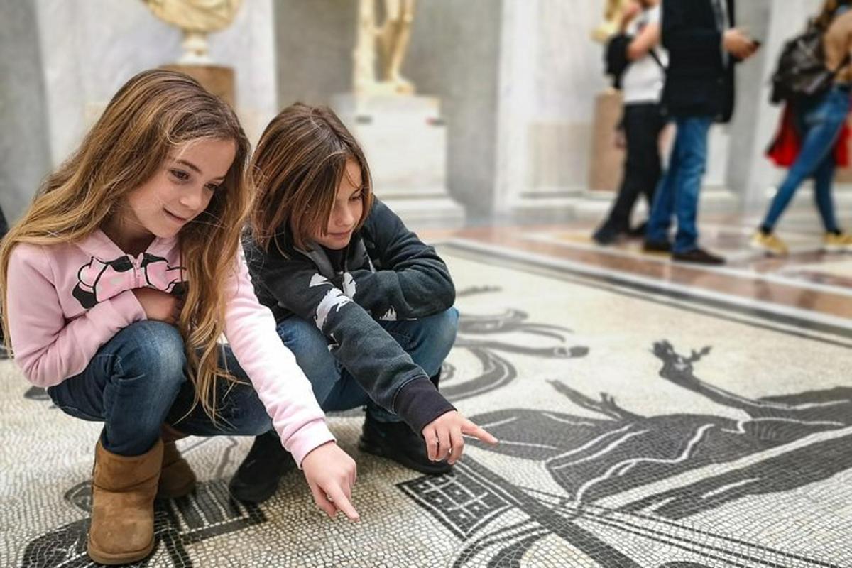 duas jovens estão olhando para um desenho no chão de um prédio