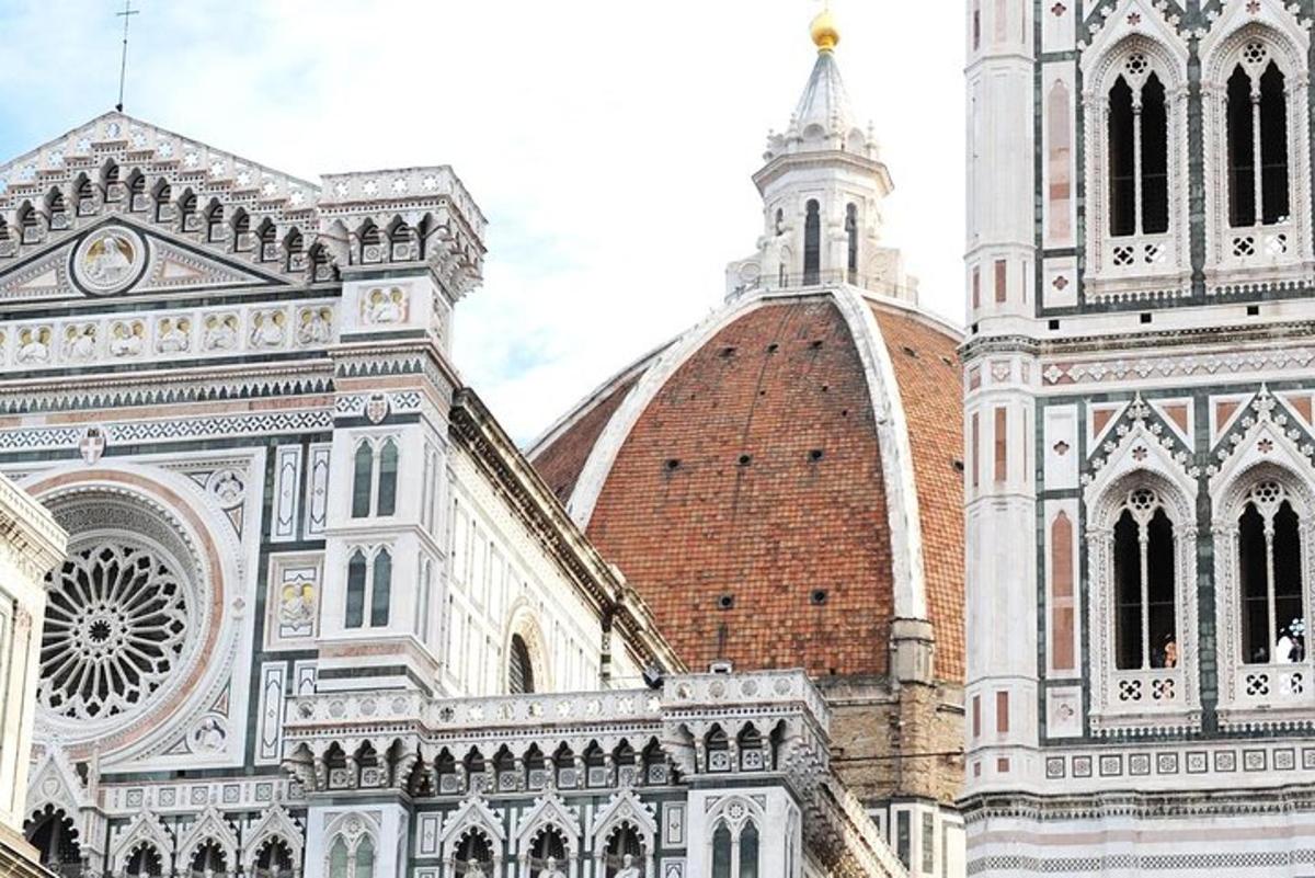 un gran edifici amb una torre del rellotge i una església