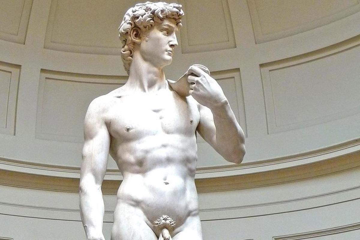 uma estátua de um homem nu em um prédio
