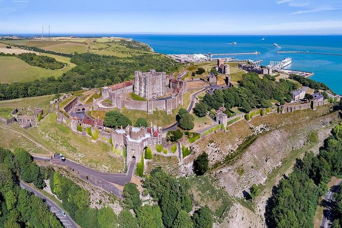 un vecchio castello su una collina vicino all'oceano