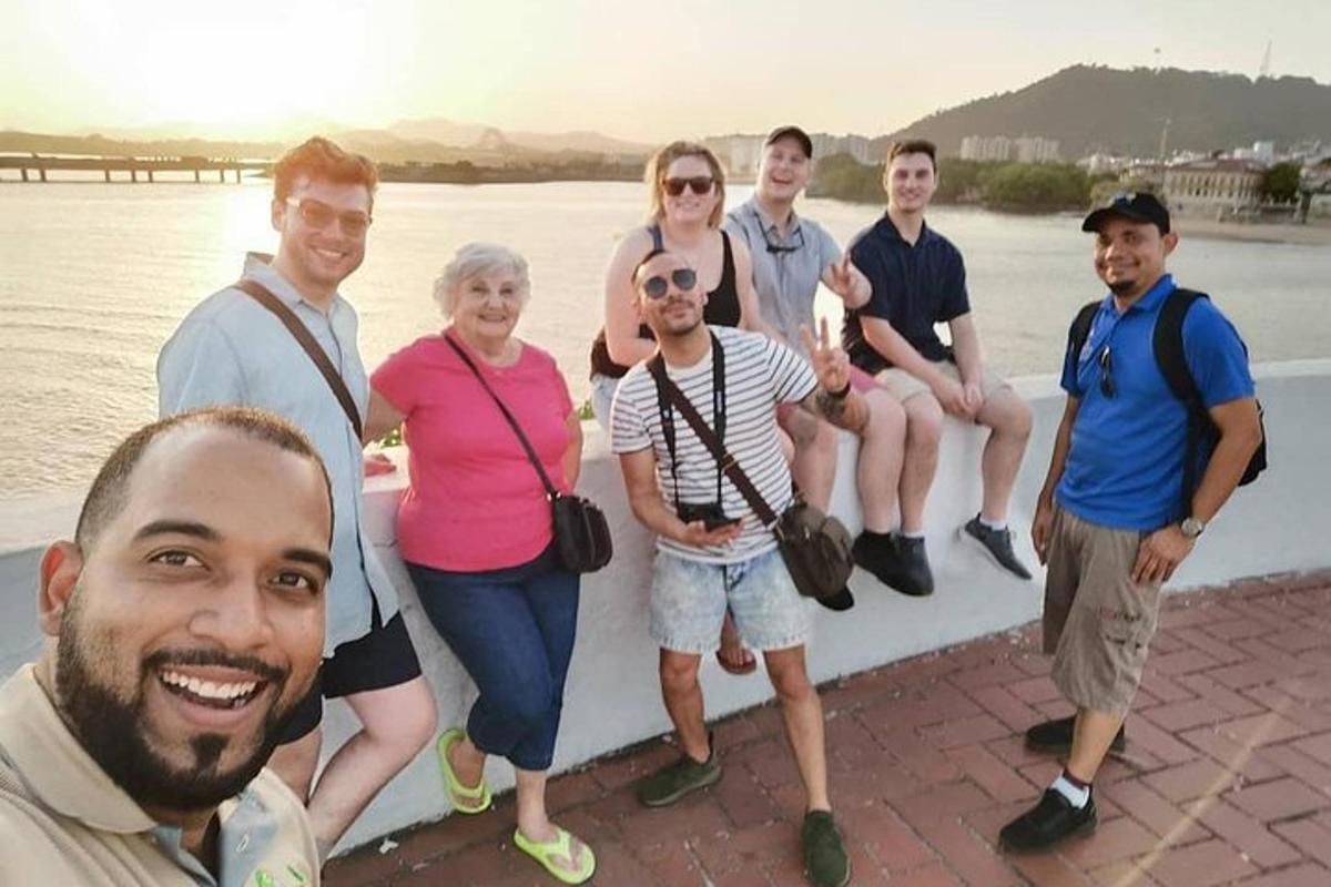 skupina lidí pózujících pro fotografii u vody