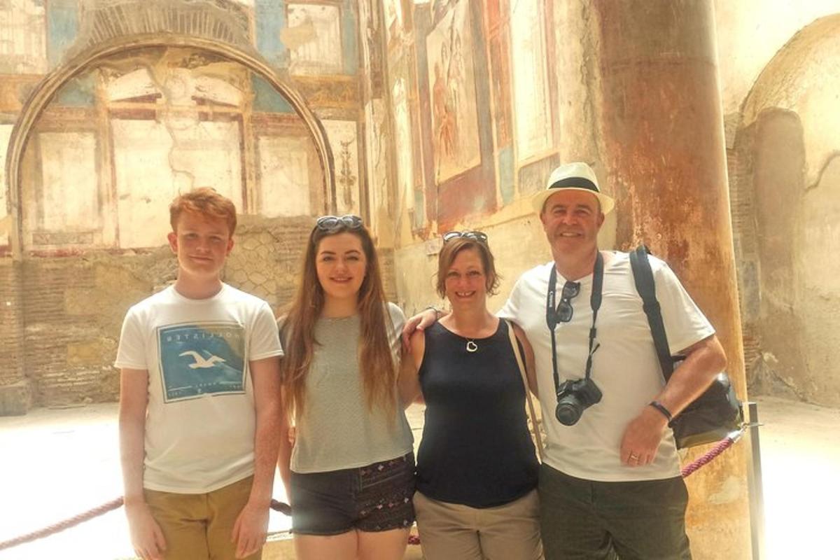 un gruppo di persone in piedi davanti a un edificio