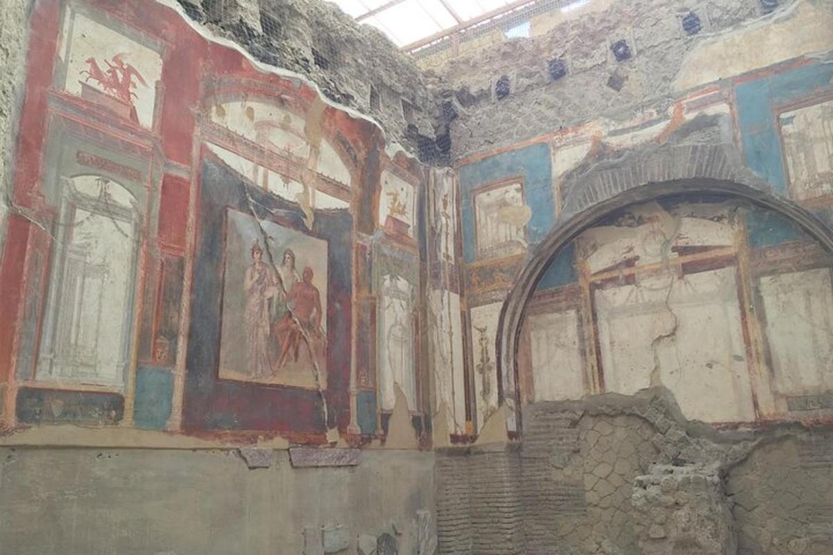 una stanza con dipinti sulle pareti di un edificio