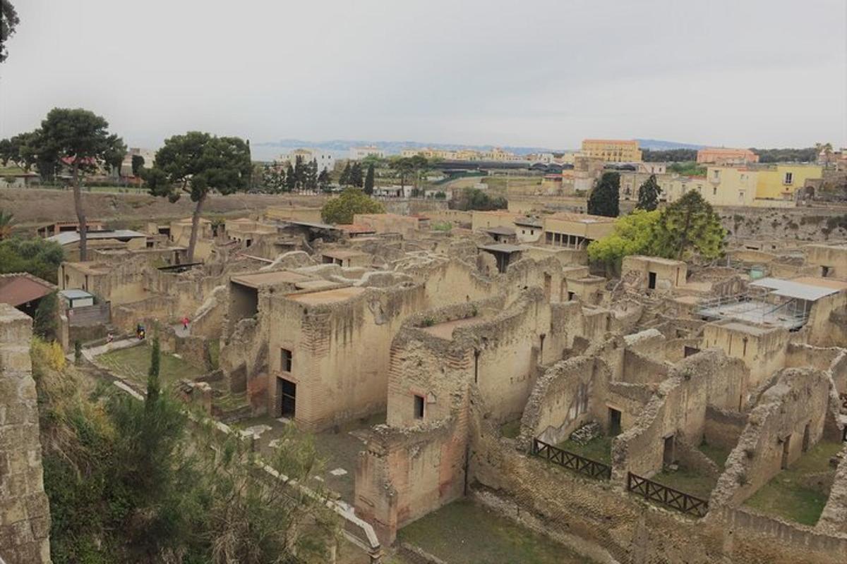 una vista di una città vecchia con edifici