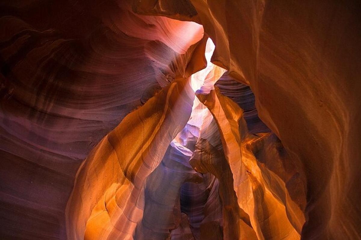 una persona sta camminando attraverso un canyon a fessura