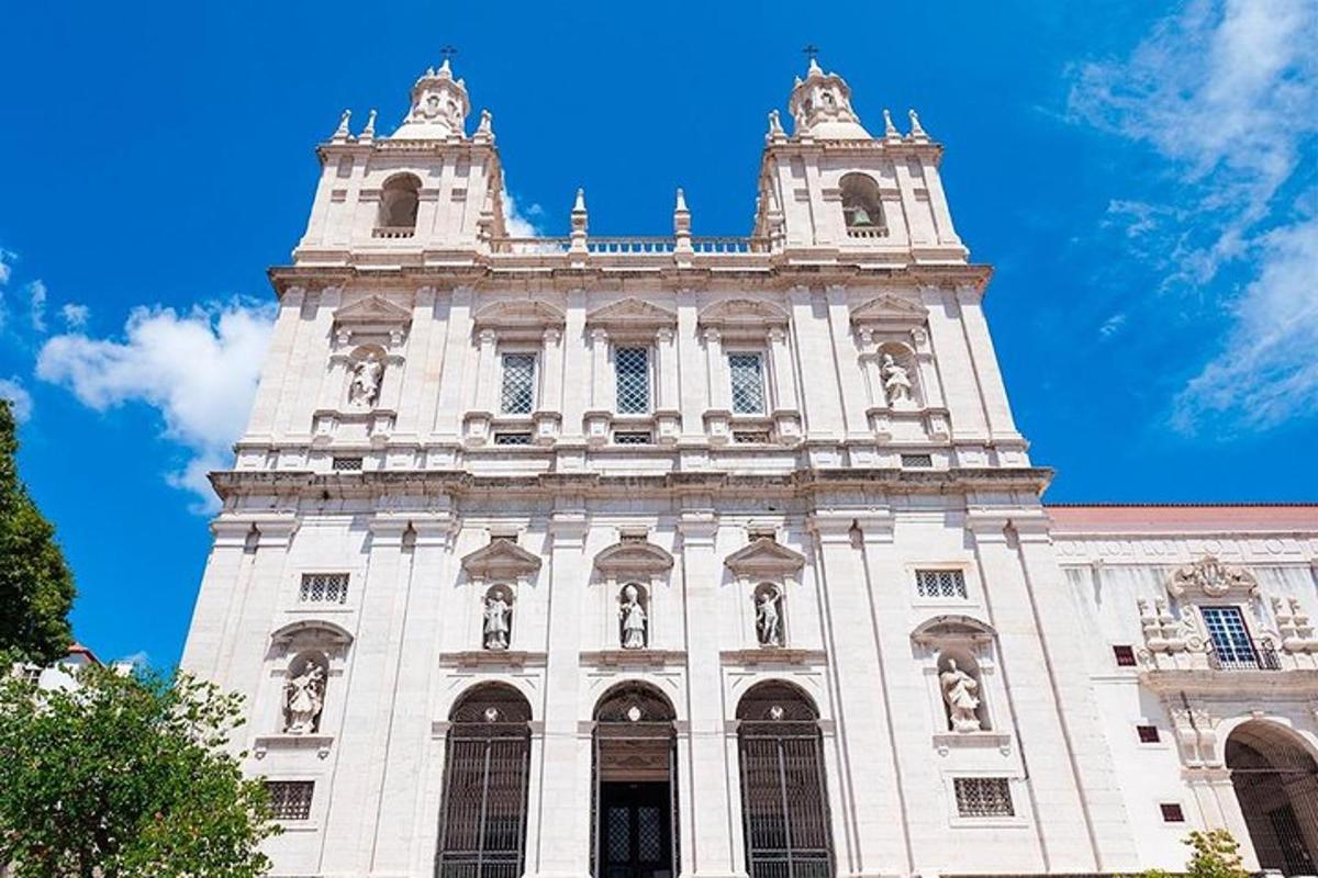 um grande edifício com uma torre no topo