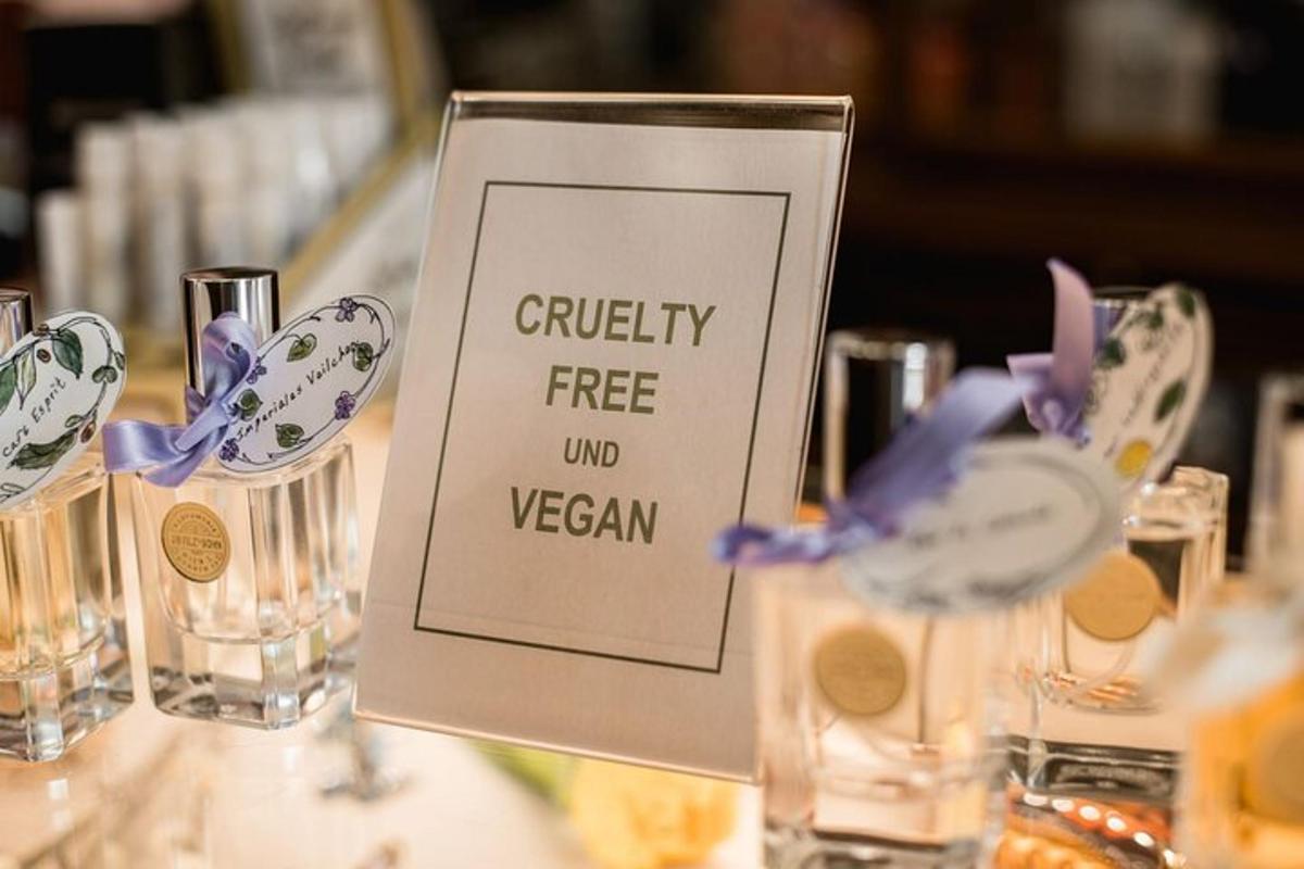 stůl s sklenicemi a cedulí s nápisem „Cruelty-free wild vegan“ (bez krutosti, divoký vegan)