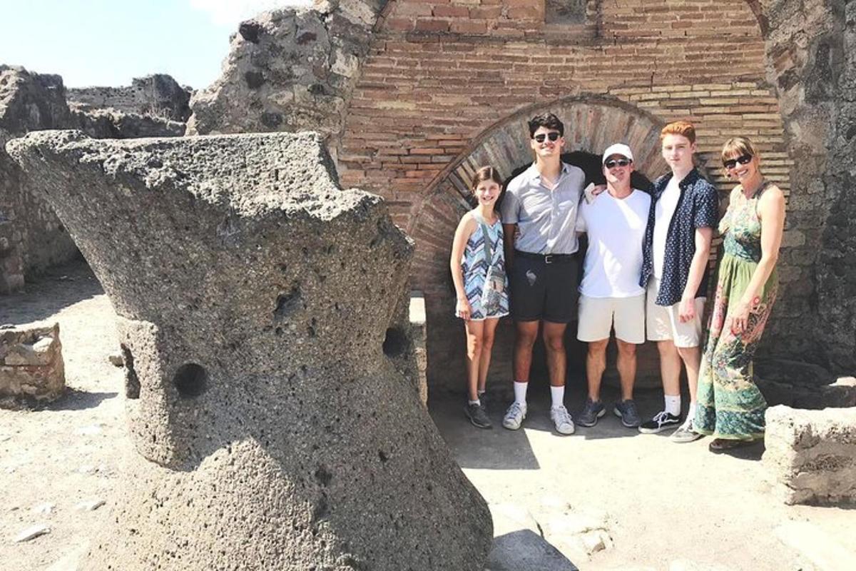 grupp inimesi, kes seisavad hoone ees