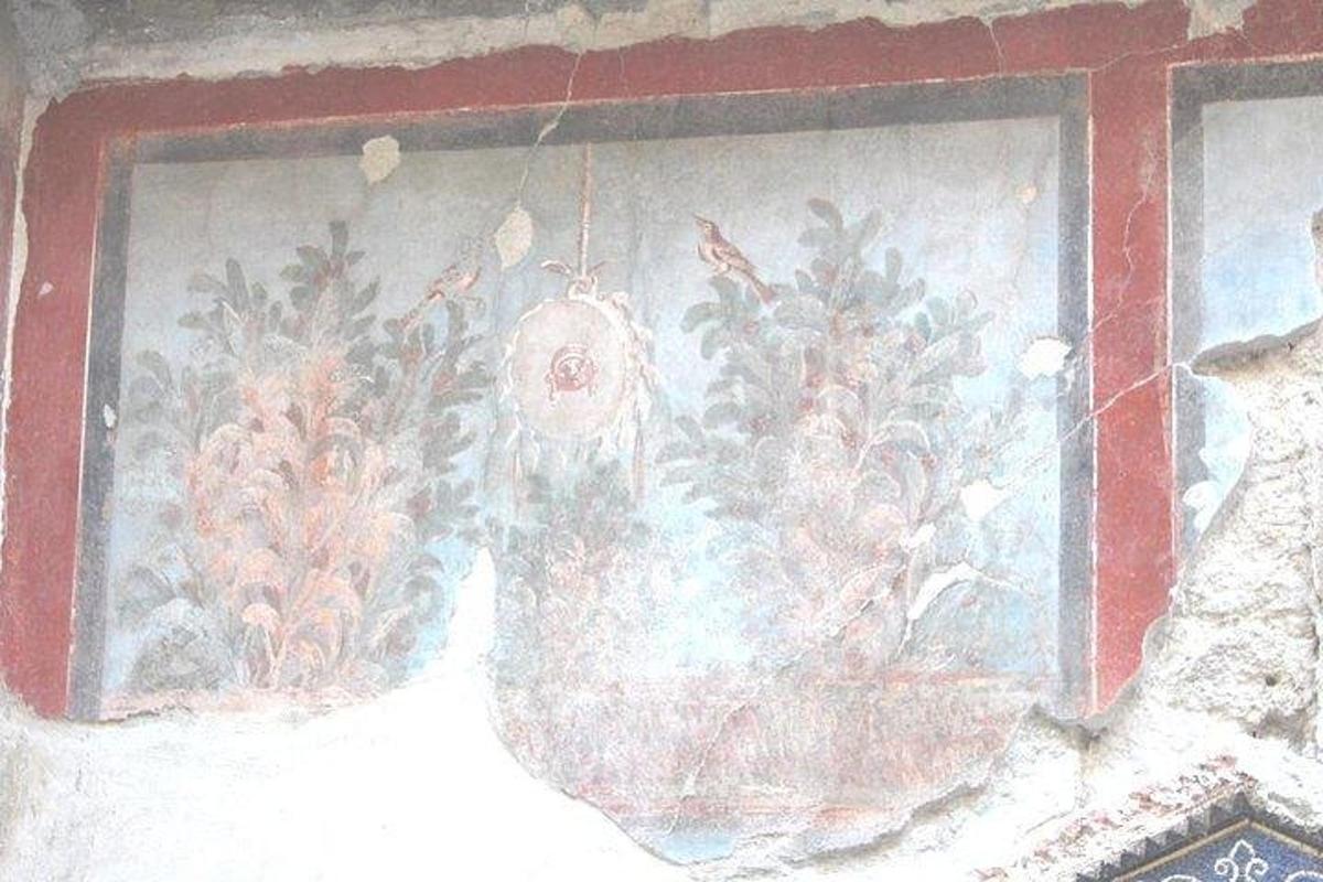 uma pintura na lateral de uma parede de um edifício